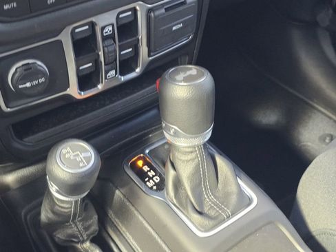 Used 2025 Jeep Wrangler Unlimited Sahara AWD/4WD image 29