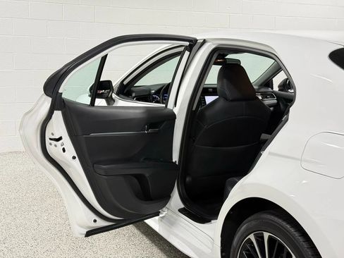 Used 2019 Toyota Camry SE w/ Carpet Mat Package image 58