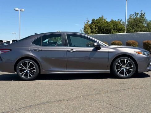 Used 2019 Toyota Camry SE FWD image 6