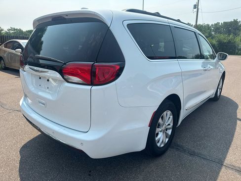 Used 2017 Chrysler Pacifica Touring-L FWD image 5