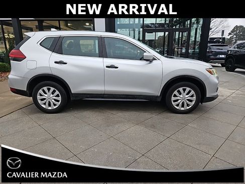 Used 2019 Nissan Rogue S image 2