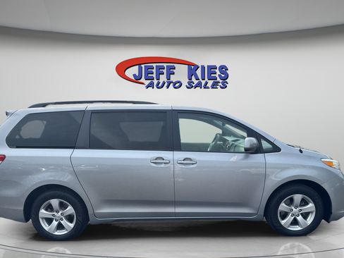 Used 2014 Toyota Sienna LE FWD image 4