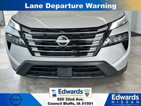 Used 2024 Nissan Rogue S AWD/4WD image 3