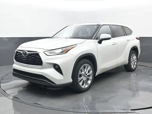 Used 2023 Toyota Highlander Limited FWD image 30