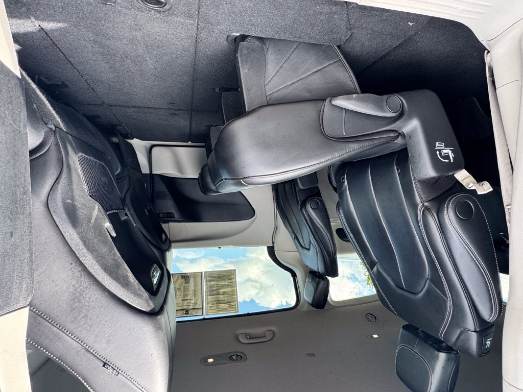 Used 2023 Chrysler Pacifica Touring-L FWD image 14