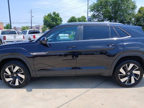 Used 2025 Volkswagen Atlas Cross Sport SE w/ Panoramic Sunroof Package FWD image 5
