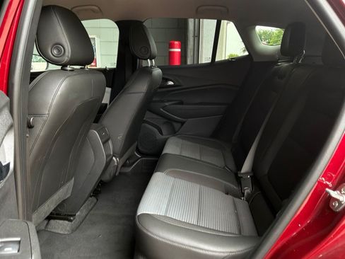 Used 2025 Chevrolet Trax LT FWD image 11