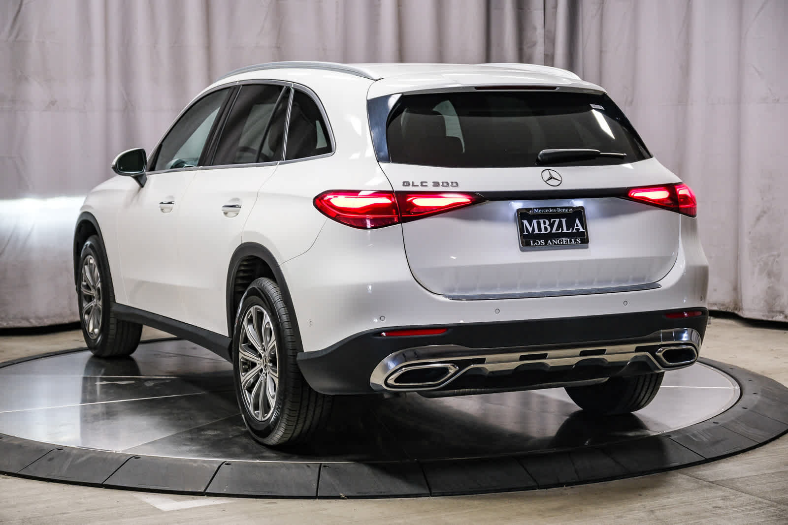 Used 2023 Mercedes-Benz GLC 300 image 2