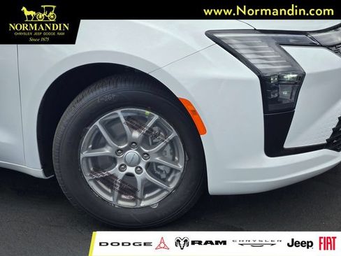 New 2027 Chrysler Pacifica Select FWD image 3