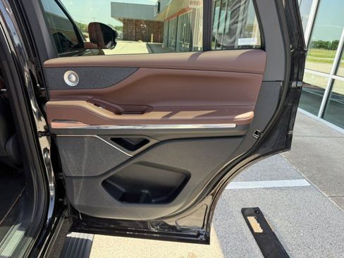 Used 2025 Lincoln Navigator Reserve AWD/4WD image 22