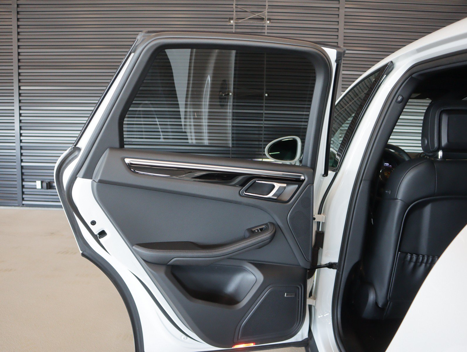 Certified 2024 Porsche Macan AWD/4WD image 28
