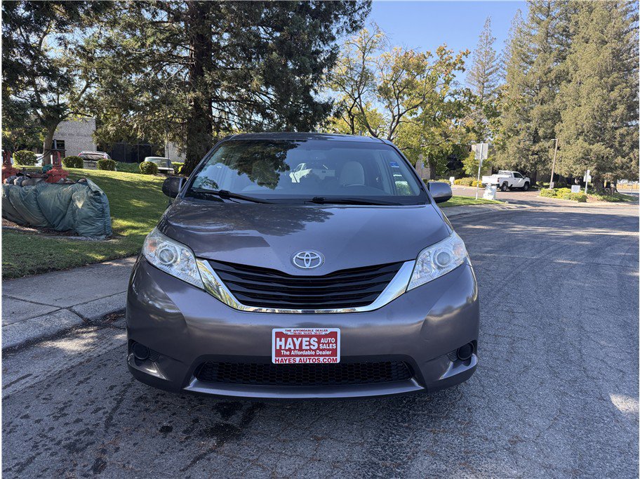 Used 2012 Toyota Sienna LE w/ Towing Pkg FWD image 3