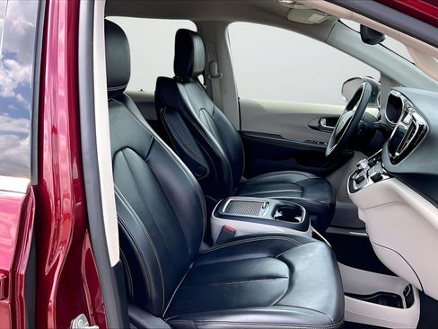Certified 2023 Chrysler Pacifica Touring-L FWD image 30