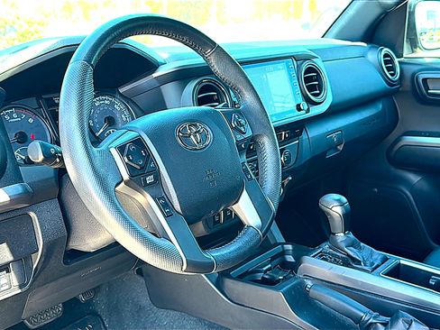 Used 2021 Toyota Tacoma TRD Off-Road w/ TRD Premium Off Road Package AWD/4WD image 5