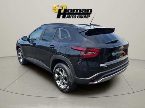 Used 2025 Chevrolet Trax LT w/ LT Convenience Package FWD image 3