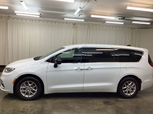 Used 2025 Chrysler Pacifica Select image 10