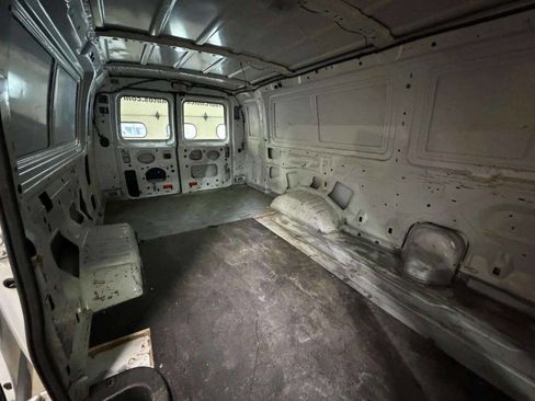 Used 2010 Ford E-350 and Econoline 350 Extended Super Duty image 25