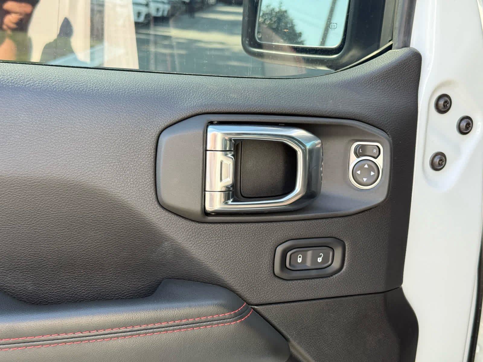Used 2025 Jeep Wrangler Unlimited Rubicon AWD/4WD image 14