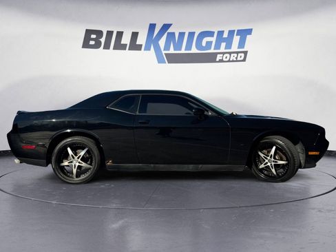 Used 2014 Dodge Challenger SXT image 6