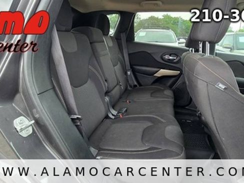 Used 2017 Jeep Cherokee Latitude AWD/4WD image 21