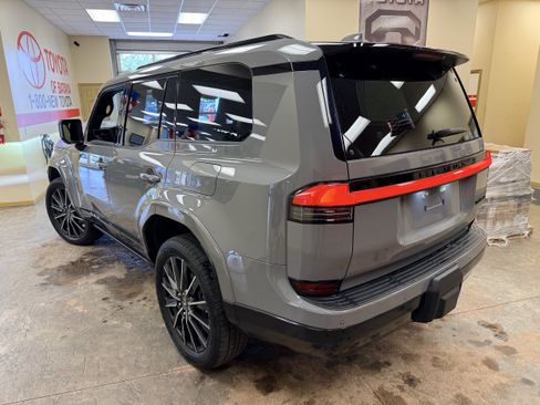 Used 2025 Lexus GX 550 w/ Accessory Package (2T) AWD/4WD image 21