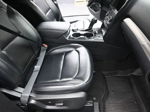 Used 2019 Ford Explorer XLT w/ Equipment Group 202A AWD/4WD image 28