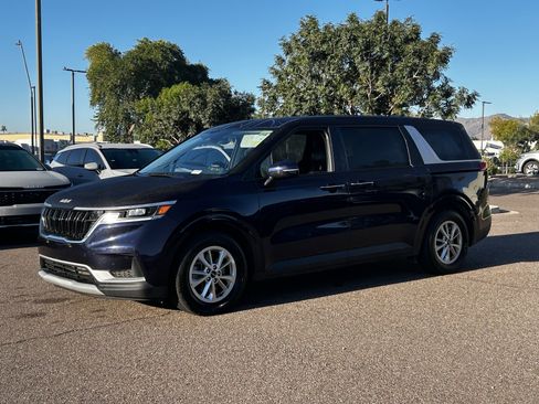 Used 2024 Kia Carnival LX image 2