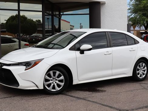 Used 2021 Toyota Corolla LE FWD image 3