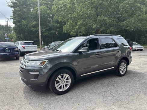 Used 2018 Ford Explorer XLT image 2