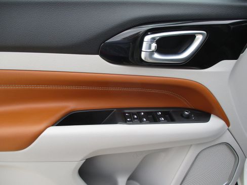 Used 2024 Jeep Compass Limited image 33