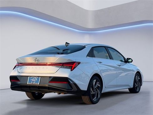 Used 2025 Hyundai Elantra SEL image 5