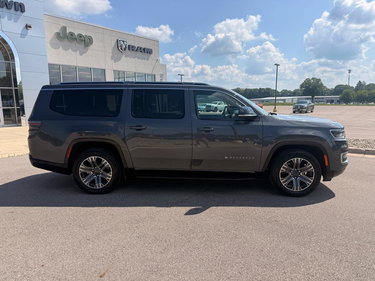 Used 2024 Jeep Wagoneer L Series II w/ Flexible Seating Group AWD/4WD image 2