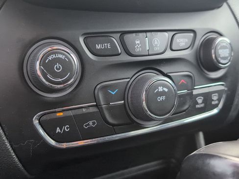 Used 2019 Jeep Cherokee Latitude Plus w/ Cold Weather Group image 28