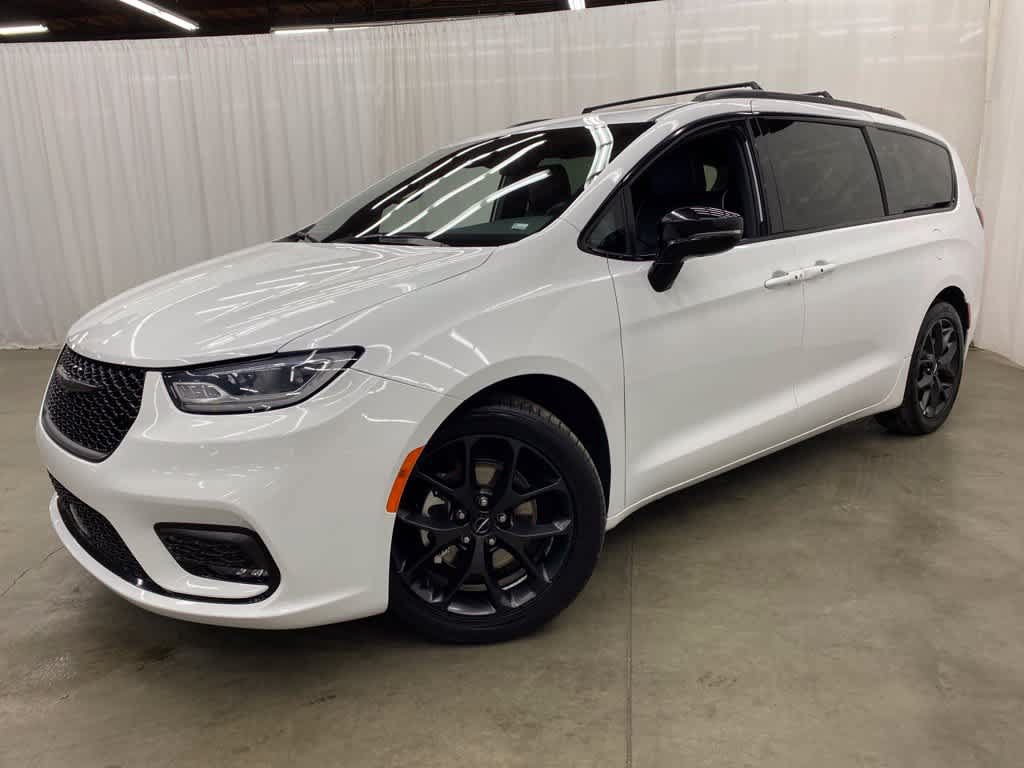 Used 2025 Chrysler Pacifica Limited FWD image 1