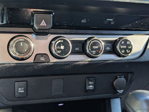 Used 2017 Toyota Tacoma SR image 27