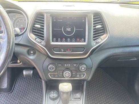 Used 2020 Jeep Cherokee Trailhawk AWD/4WD image 22