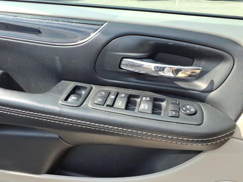 Used 2017 Dodge Grand Caravan SXT FWD image 14