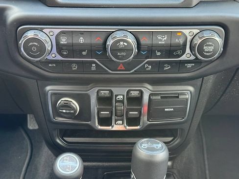 Used 2019 Jeep Wrangler Unlimited Sahara AWD/4WD image 21
