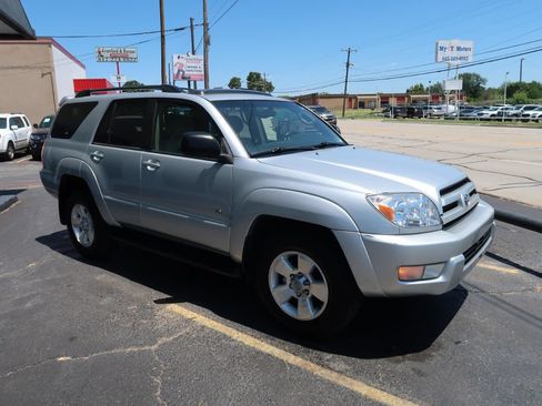 Used 2004 Toyota 4Runner SR5 RWD image 2