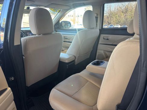 Used 2017 Mitsubishi Outlander SE image 21