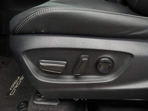 Used 2025 Toyota Corolla Cross XLE FWD image 7