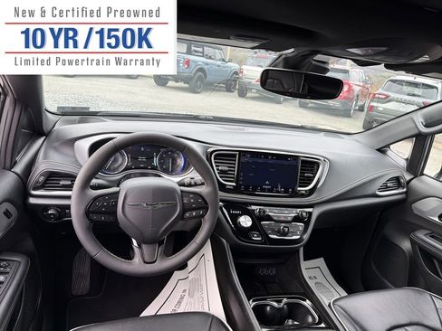Used 2025 Chrysler Pacifica Limited image 14