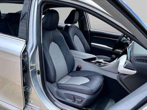 Used 2020 Toyota Camry XLE FWD image 9