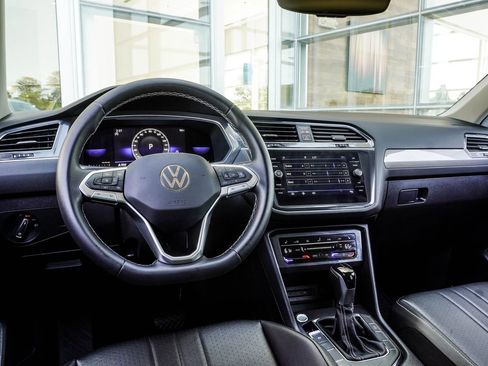 Used 2022 Volkswagen Tiguan SE FWD image 16
