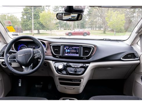 Used 2023 Chrysler Voyager LX image 11