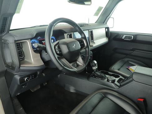 Used 2025 Ford Bronco Outer Banks image 5