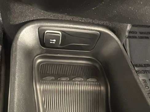 Used 2025 Chrysler Pacifica Select FWD image 31