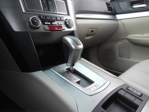 Used 2011 Subaru Outback 2.5i Premium w/ All-Weather Pkg AWD/4WD image 37