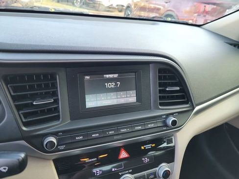 Used 2020 Hyundai Elantra SE image 19