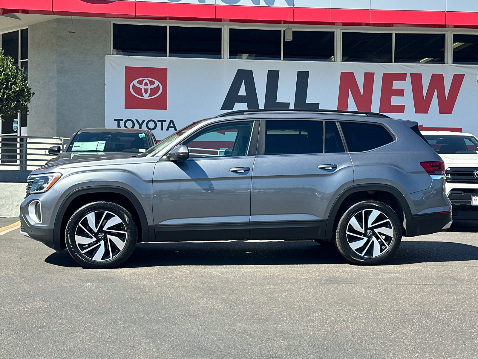 Used 2025 Volkswagen Atlas SE AWD/4WD image 2